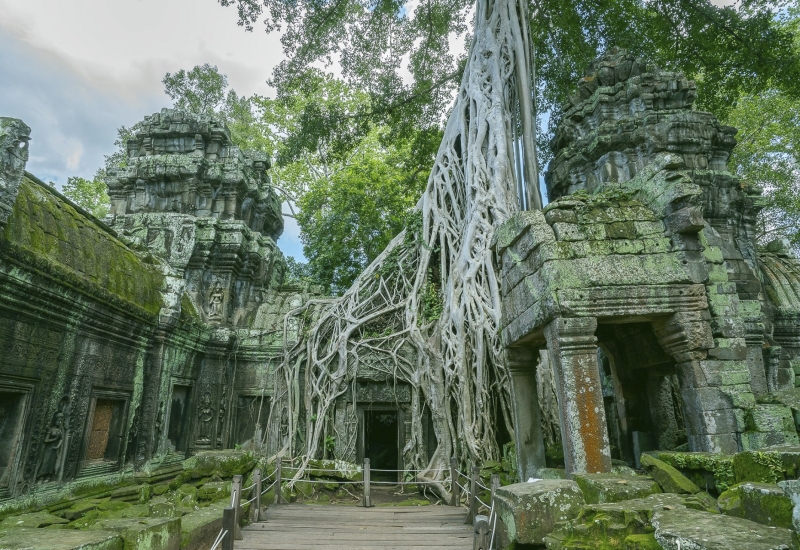 Luxury sunrise Angkor tour