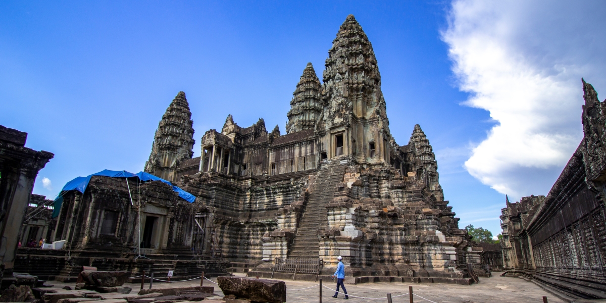 Luxury sunrise Angkor tour